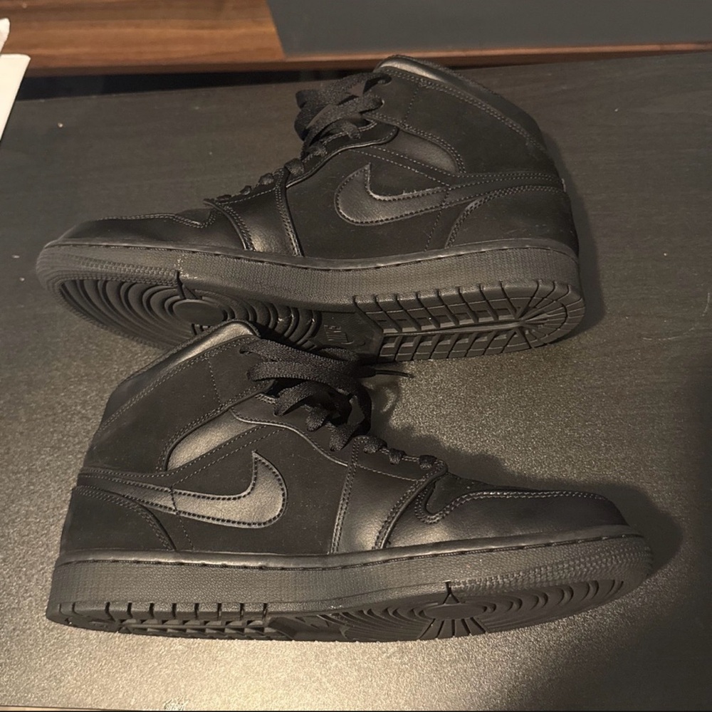 Nike Air Jordan 1 - Mid Triple Black (2018) (Size 9.5M)